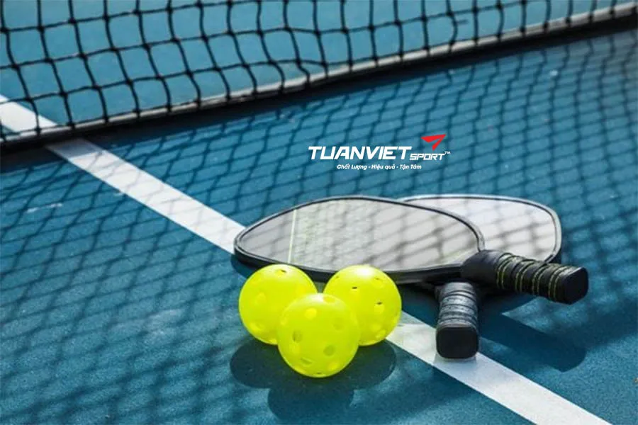 Ảnh hưởng của nhiệt độ đến b&oacute;ng pickleball: Lạnh dễ nứt, n&oacute;ng dễ mềm