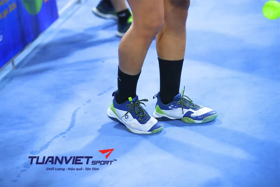 Có cần mua giày chuyên dụng cho pickleball không?