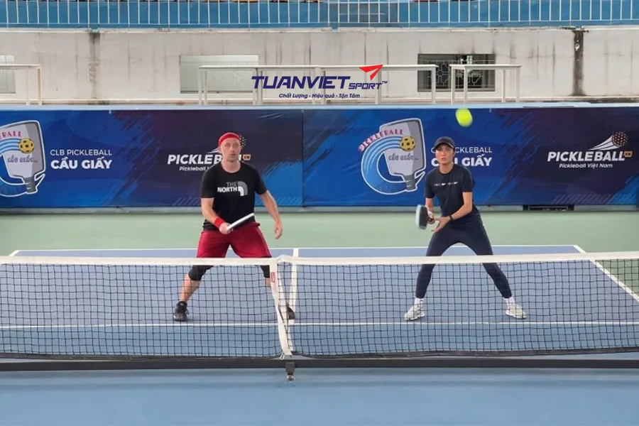 Có thể chơi Pickleball trên sân tennis không? Hướng dẫn chi tiết cách chuyển đổi và setup chuẩn