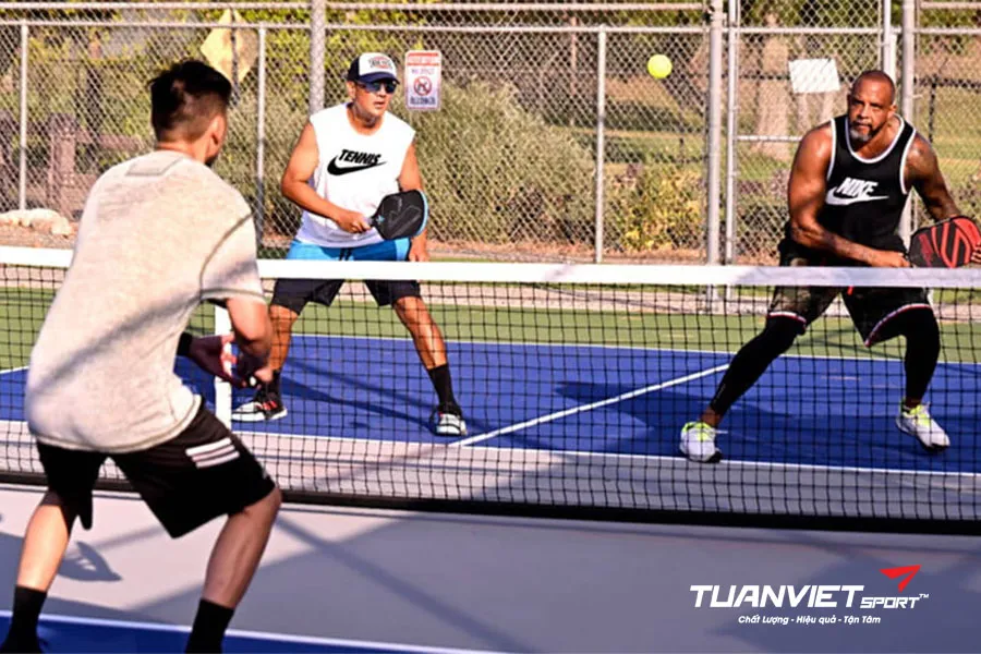 Đau lưng dưới khi chơi Pickleball: Nguyên nhân, cách điều trị và phòng ngừa