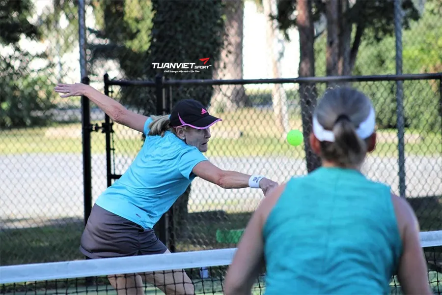 Chiến thuật thoát bẫy và lật ngược thế cờ khi bị ép sâu cuối sân trong Pickleball