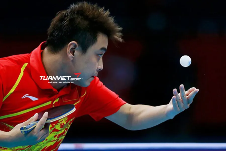 Kỹ thuật giao bóng hợp lệ trong cách chơi bóng bàn &ndash; Nắm vững luật để không bị mất điểm