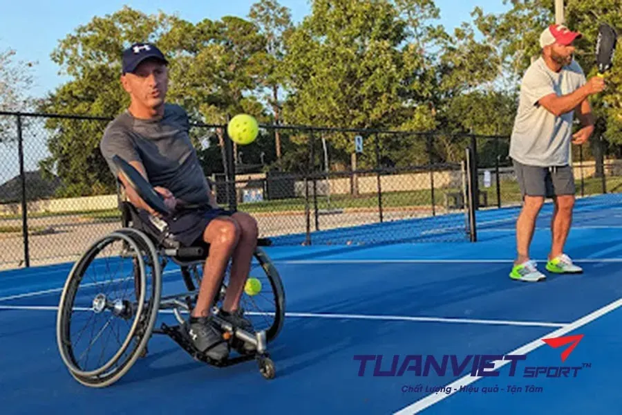 Luật Chơi Pickleball Cho Người Ngồi Xe Lăn Hướng Dẫn Chi Tiết & Dễ Hiểu