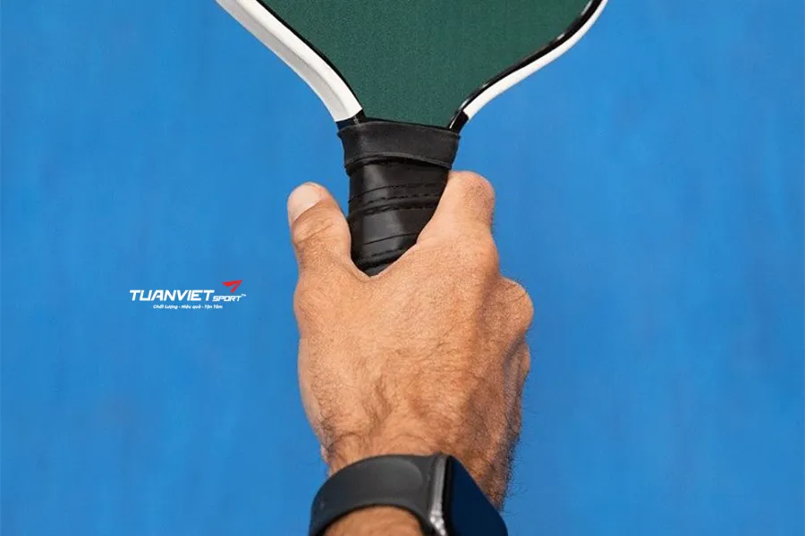 Nên chọn vợt Pickleball tay cầm dài hay tay cầm ngắn cho lối đánh của bạn?