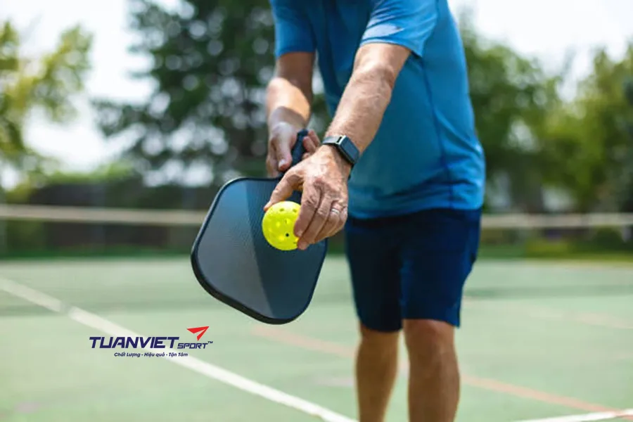 Nên chọn vợt Pickleball tay cầm dài hay tay cầm ngắn cho lối đánh của bạn?