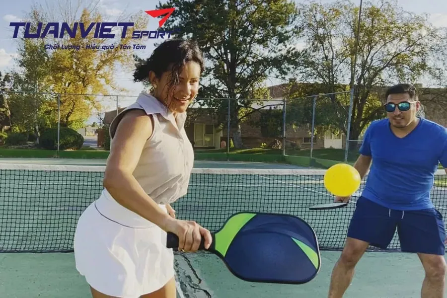Phân biệt luật 2 lần nảy và double bounce trong Pickleball