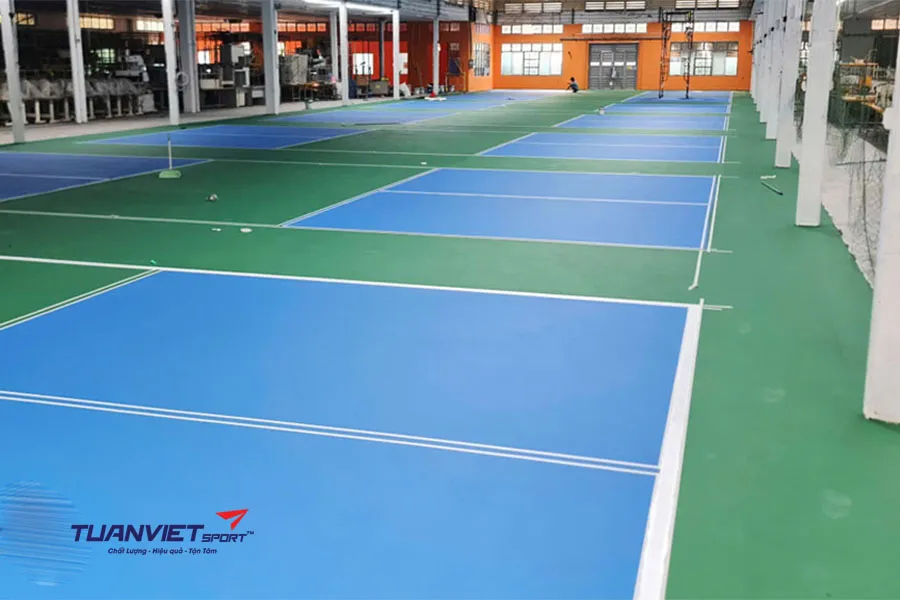 Sự khác nhau khi thi công sân Pickleball trên mặt nền xi măng và nền nhựa nóng