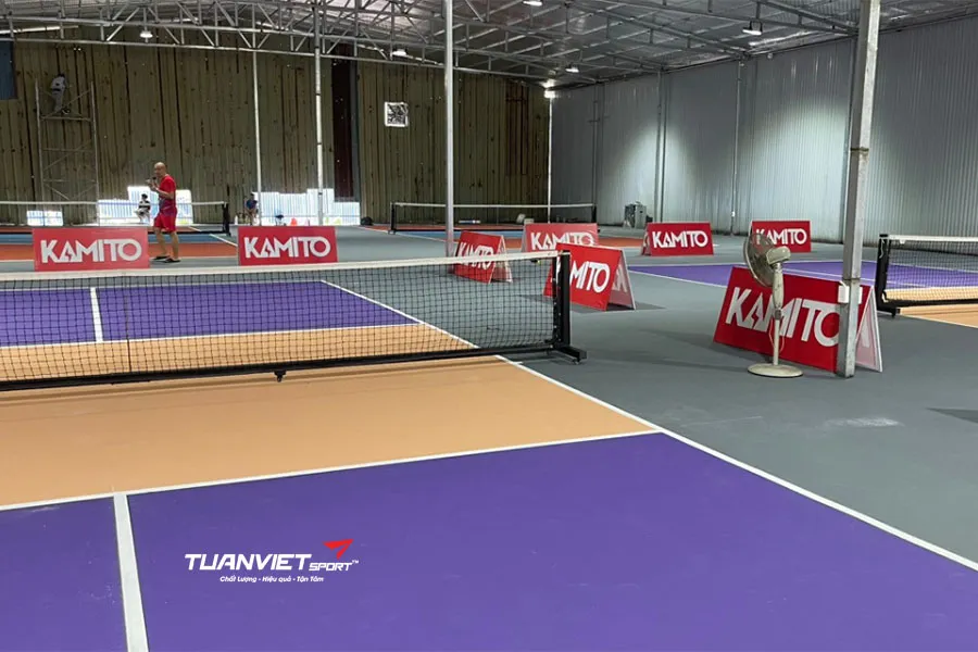 Sự khác nhau khi thi công sân Pickleball trên mặt nền xi măng và nền nhựa nóng