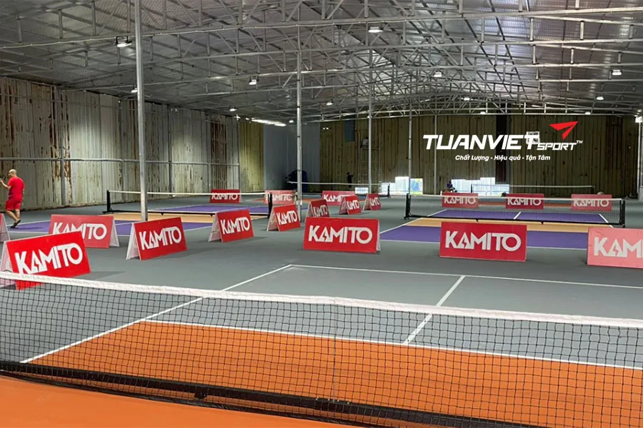 Sự khác nhau khi thi công sân Pickleball trên mặt nền xi măng và nền nhựa nóng