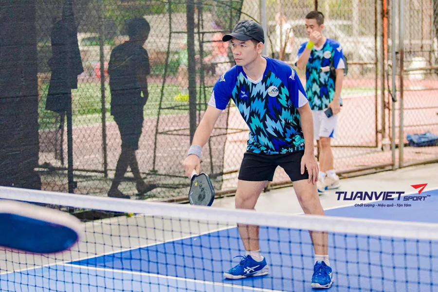 Vai trò của người chơi thuận tay trái trong kiểm soát đường bóng giữa ở pickleball