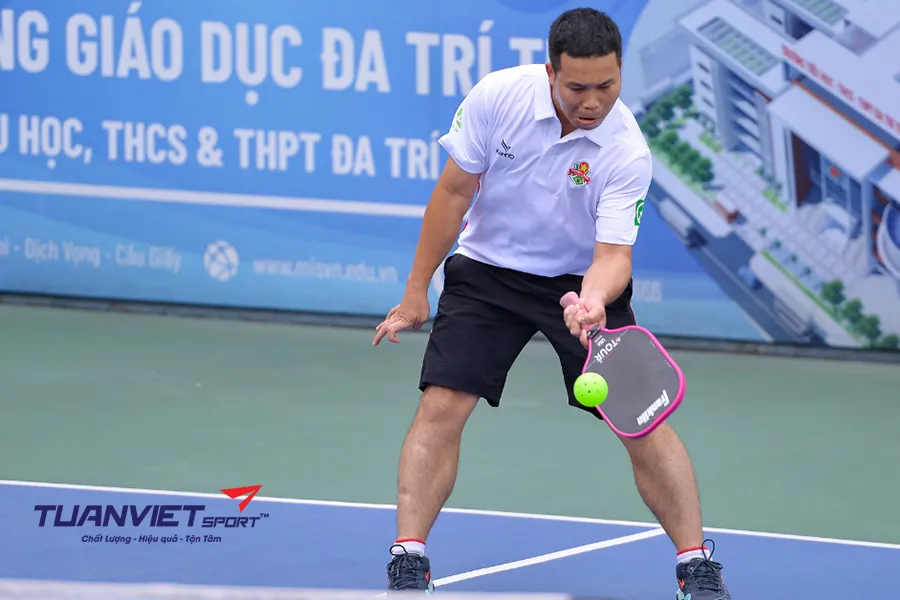 Vai trò của người chơi thuận tay trái trong kiểm soát đường bóng giữa ở pickleball