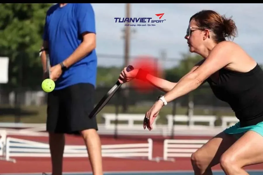Vì sao chơi Pickleball lại gây đau cổ tay? Nguyên nhân và cách phục hồi