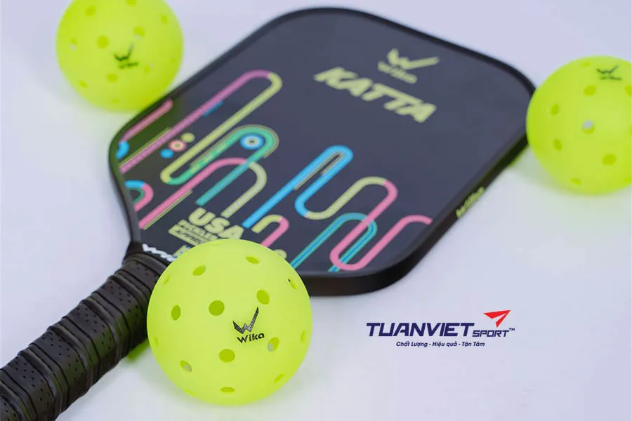 Nên dùng bóng pickleball nào khi chơi trong nhà và ngoài trời?