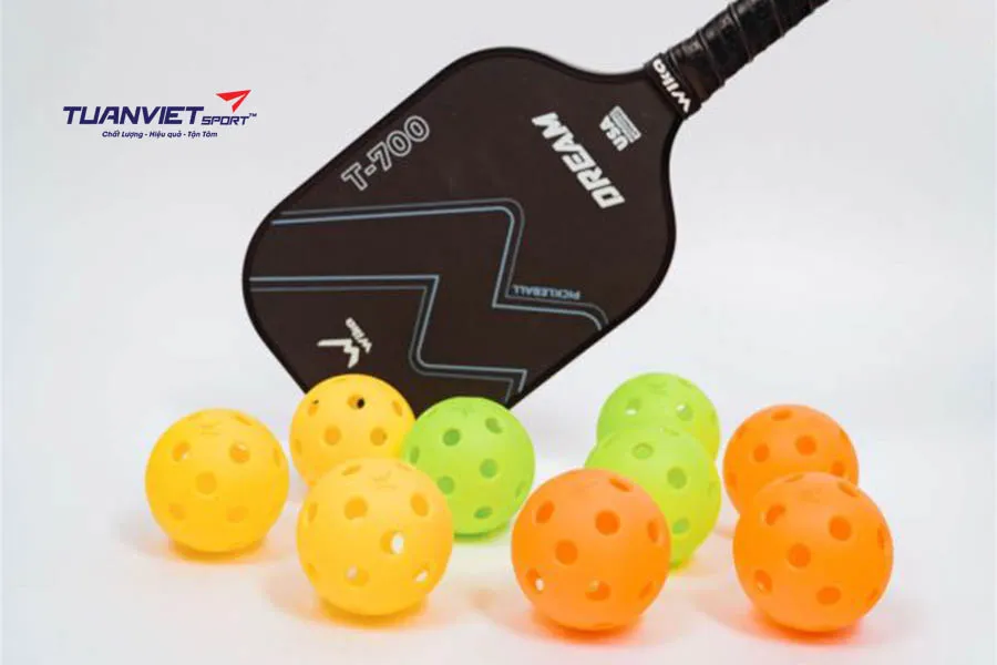 Nên dùng bóng pickleball nào khi chơi trong nhà và ngoài trời?