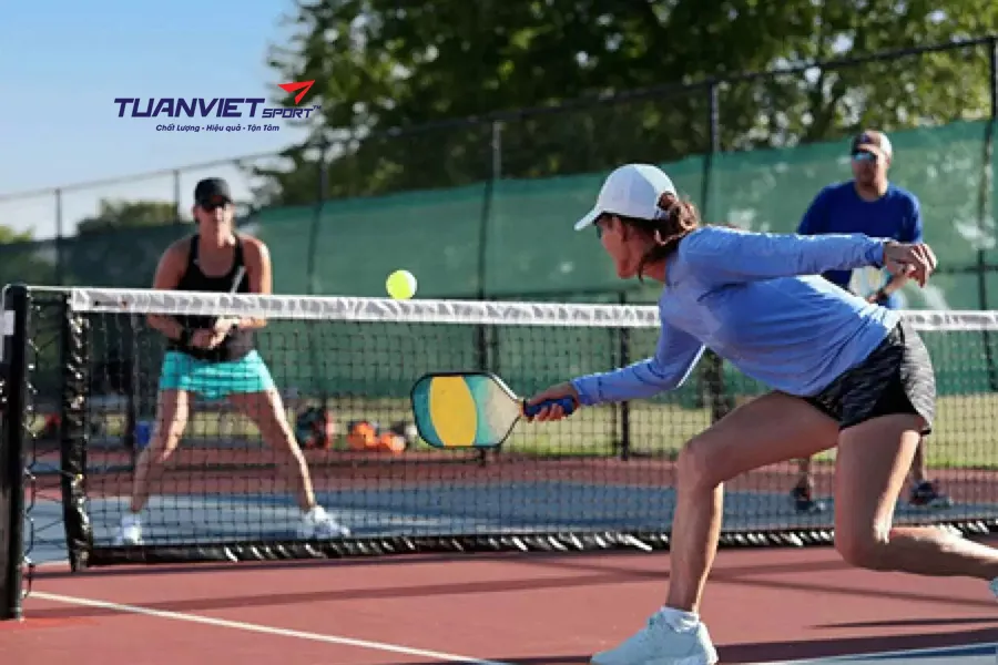 Tại sao nên sử dụng vợt khác nhau cho đánh đơn và đánh đôi trong pickleball?