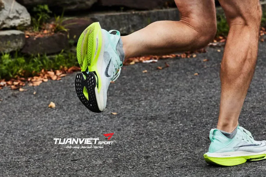 Vì sao bạn không nên mang giày chạy bộ khi chơi pickleball?