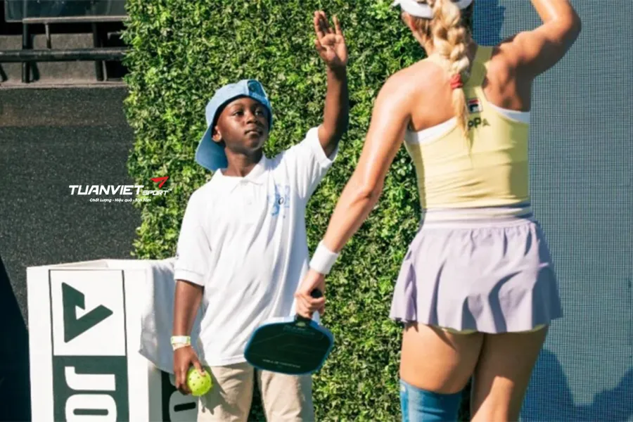 Cậu bé 8 tuổi “chỉ đạo” giúp tay vợt số 1 thế giới thắng ngoạn mục tại Pickleball World Championship