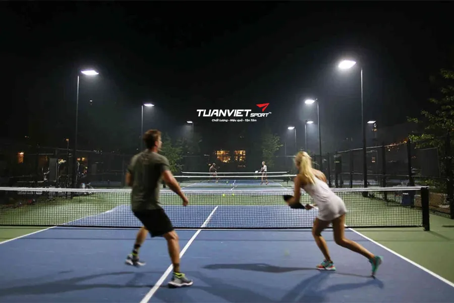 Chơi pickleball buổi tối tác hại đến sức khỏe và giấc ngủ