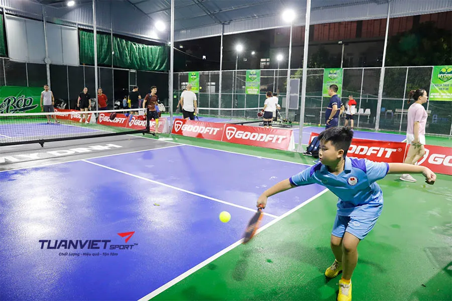 Chơi Pickleball Không Làm Phiền Hàng Xóm: Làm Sao Để Được Cả Đôi Bên?
