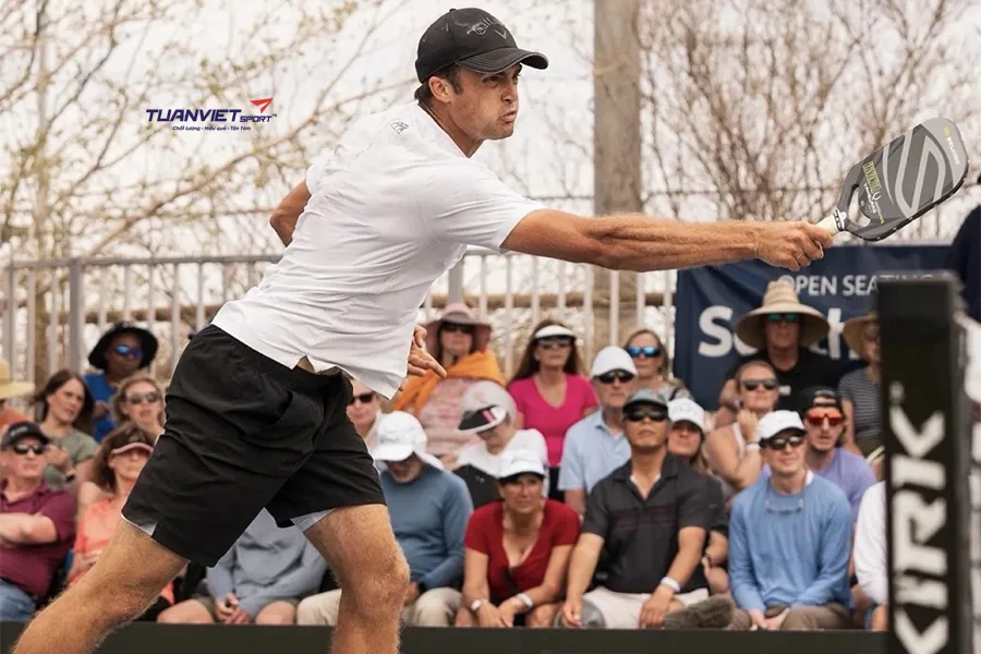 Cựu sao Mỹ sang Trung Quốc b&aacute;n vợt pickleball sau khi bị hủy hợp đồng