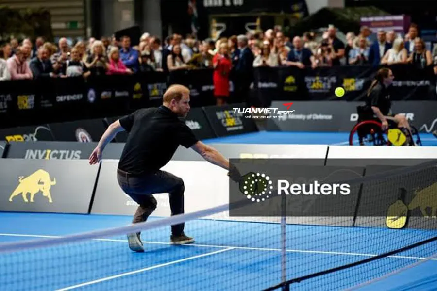 Ho&agrave;ng tử Harry g&acirc;y ch&uacute; &yacute; khi lần đầu trải nghiệm bộ m&ocirc;n pickleball