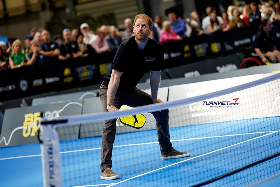 Ho&agrave;ng tử Harry g&acirc;y ch&uacute; &yacute; khi lần đầu trải nghiệm bộ m&ocirc;n pickleball