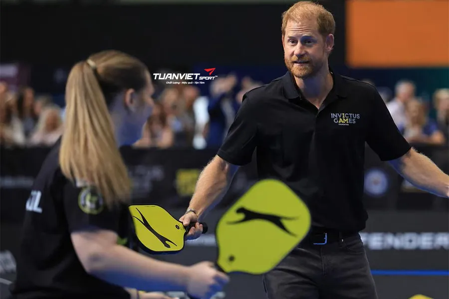 Ho&agrave;ng tử Harry g&acirc;y ch&uacute; &yacute; khi lần đầu trải nghiệm bộ m&ocirc;n pickleball