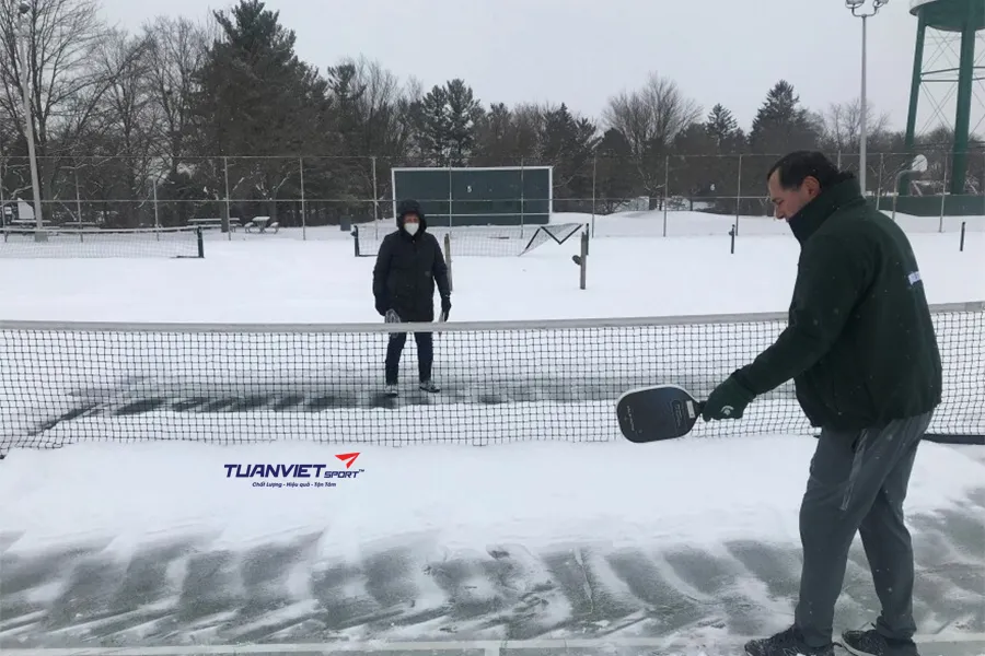 Pickleball trên băng là gì? Trào lưu mùa đông gây sốt cộng đồng thể thao