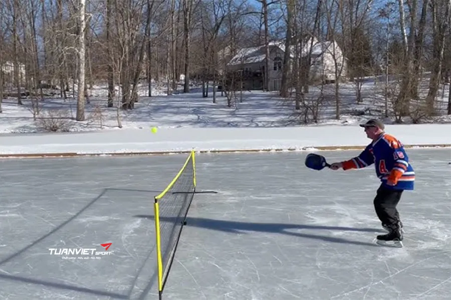 Pickleball trên băng là gì? Trào lưu mùa đông gây sốt cộng đồng thể thao