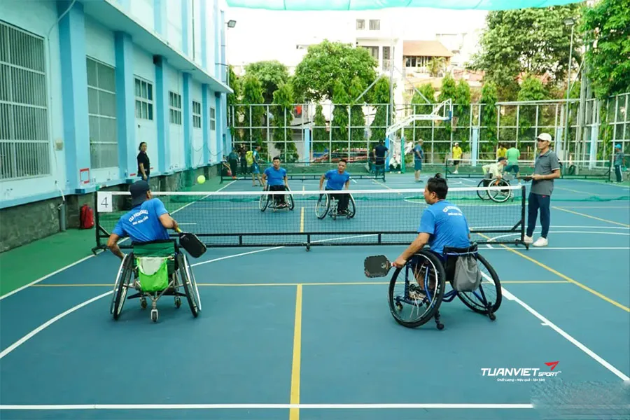 Pickleball trên xe lăn môn thể thao giúp người khuyết tật tìm lại sự tự tin