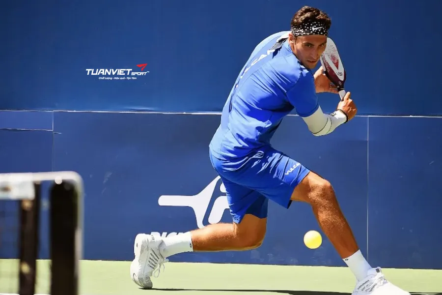 VDV pickleball r&aacute;ch mặt do đồng đội v&ocirc; t&igrave;nh vung vợt