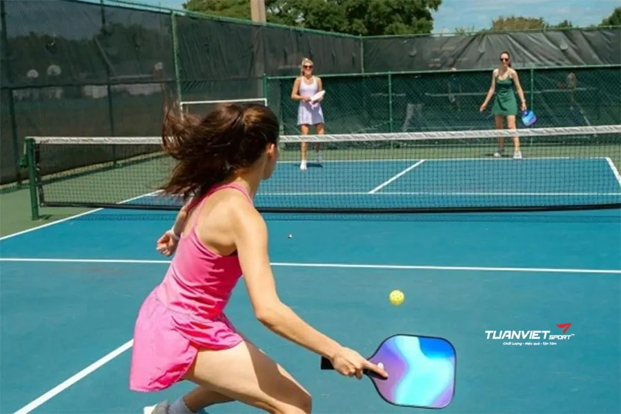 Vợt pickleball miếng b&aacute;nh b&eacute;o bở 67 tỷ USD h&uacute;t Tesla v&agrave; loạt &ocirc;ng lớn thể thao