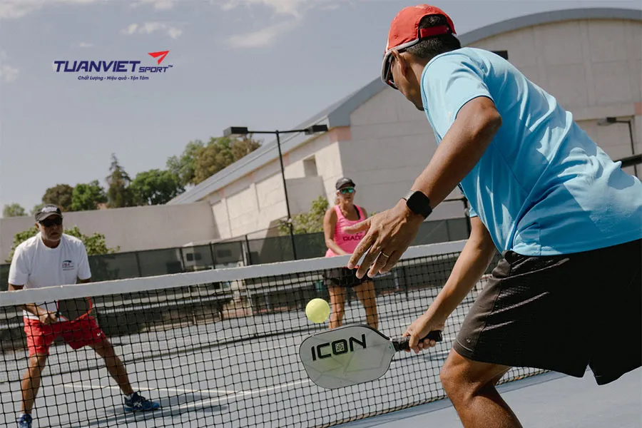 Vợt pickleball miếng b&aacute;nh b&eacute;o bở 67 tỷ USD h&uacute;t Tesla v&agrave; loạt &ocirc;ng lớn thể thao